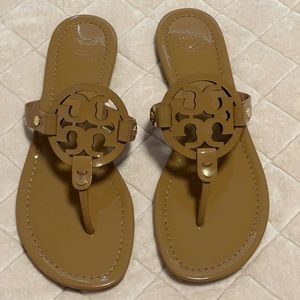 TORY BURCH TAN MILLER PATENT SANDAL SIZE 8 1/2M EXCELLENT CONDITION